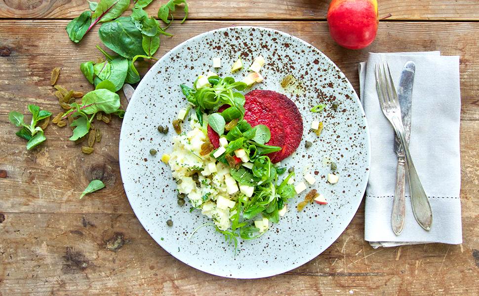 Rökig burgare med potatisstomp och äppelsallad